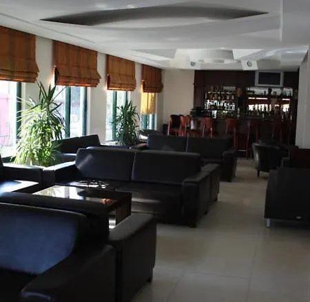 度假村 卡里弗酒店 3*